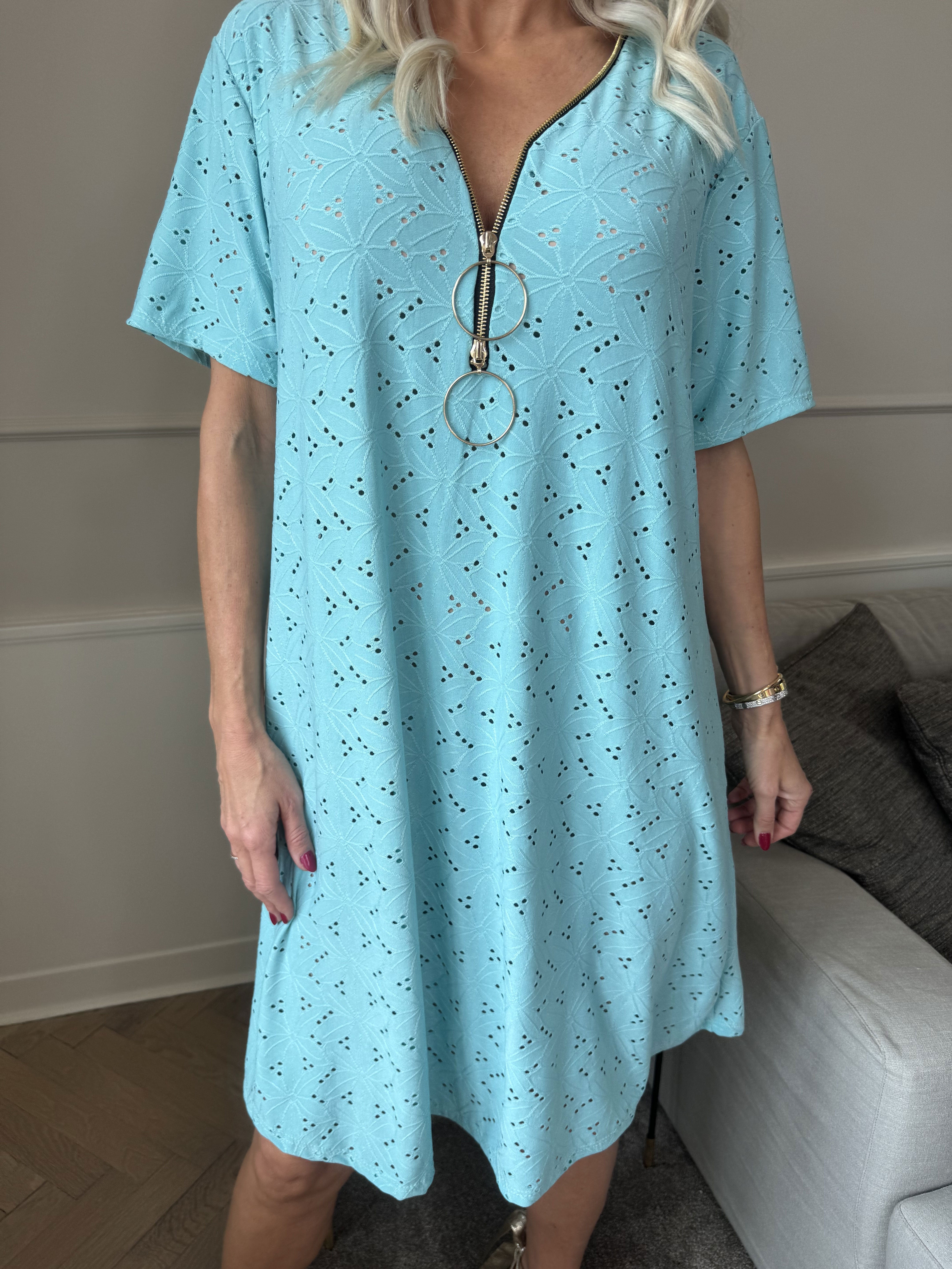 Liba - Mjuk elastisk klänning i broderie anglaise med dragkedja